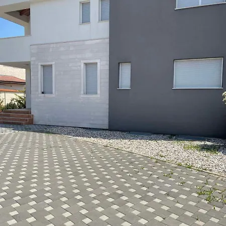 Doki Basement Apartment Pula